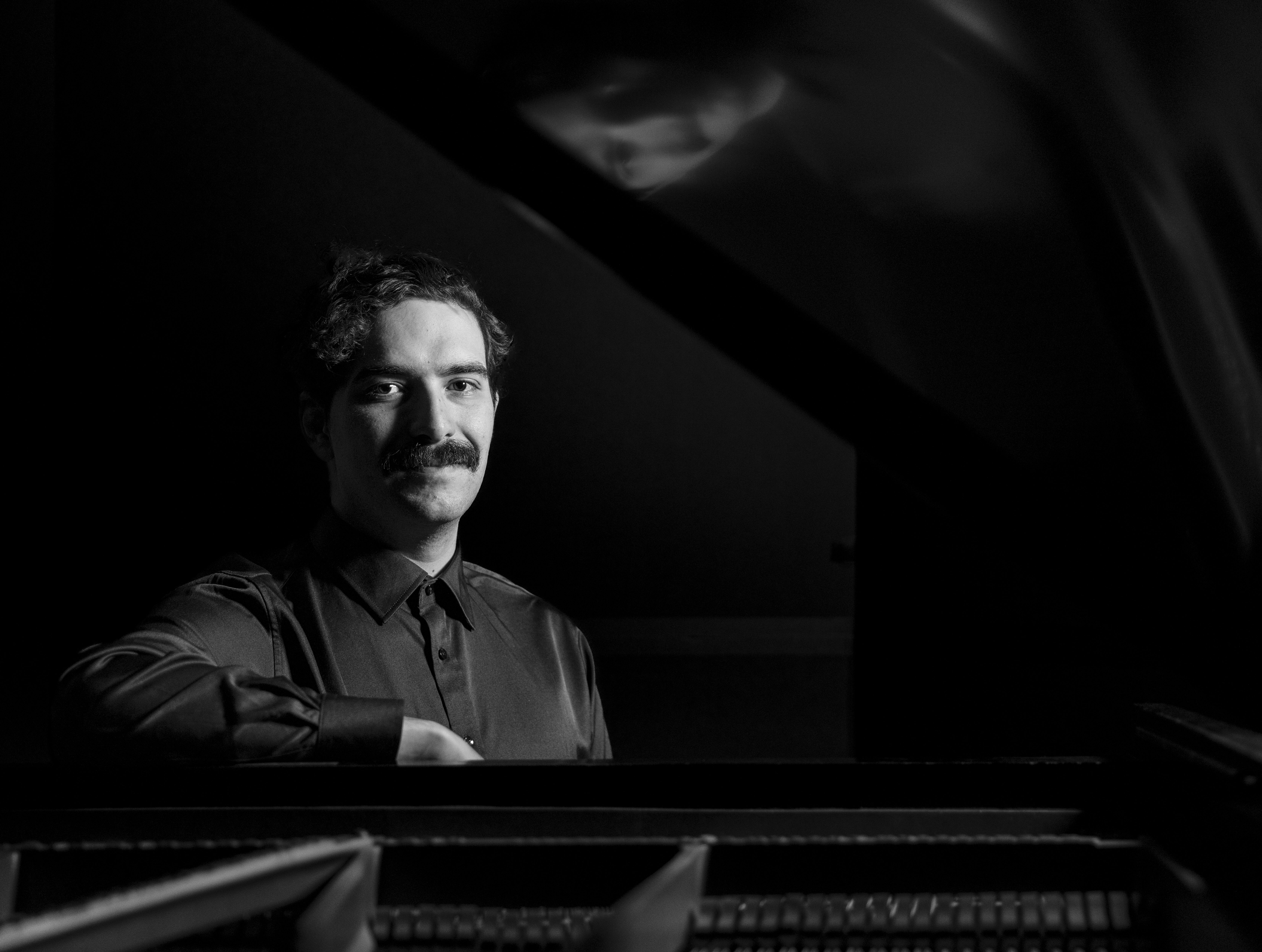 Alexander Oliver - Piano